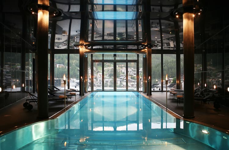 THE OMNIA’s wellness area encompasses an indoor outdoor pool and jacuzzi, as well as a steam room, sauna, and Turkish bath. Photo courtesy of THE OMNIA