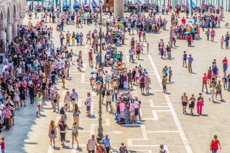 Summertime crowds of toursits in Venice