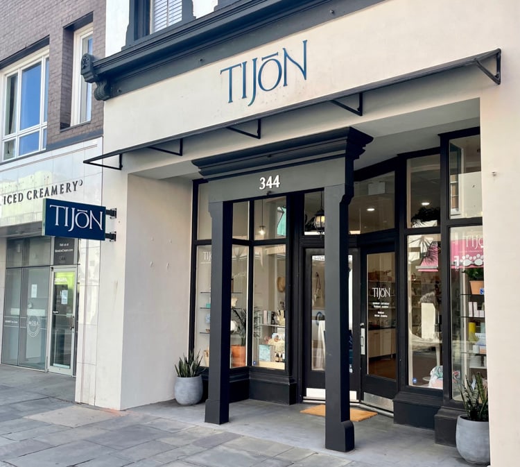 The appealing entrance to Tijon Parfumerie Charleston