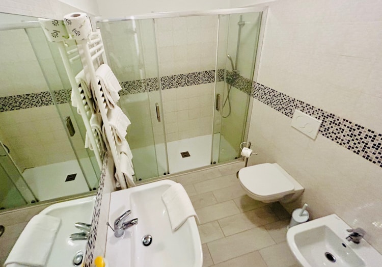 Corte Loredana's en-suite bathroom