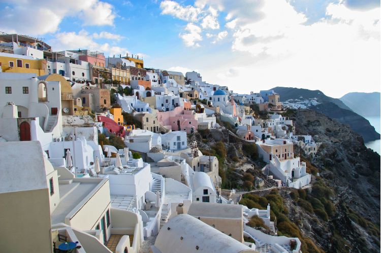 Cliffside in Oia in Santorini, Greece. Photo by Canva