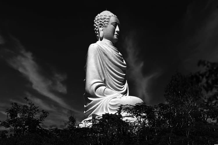 Long Son Pagoda. Photo by zibik, Pixabay