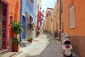 Street in Italy. Photo by La So, Unsplash