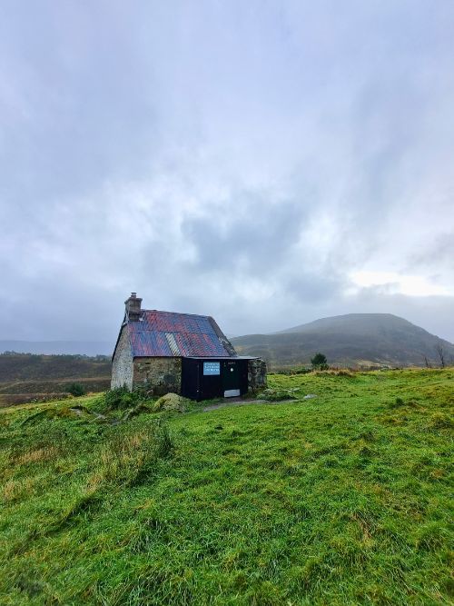 A small bothy (mountain hut) in a valley between the peaks. Photo by Lucy Arundell