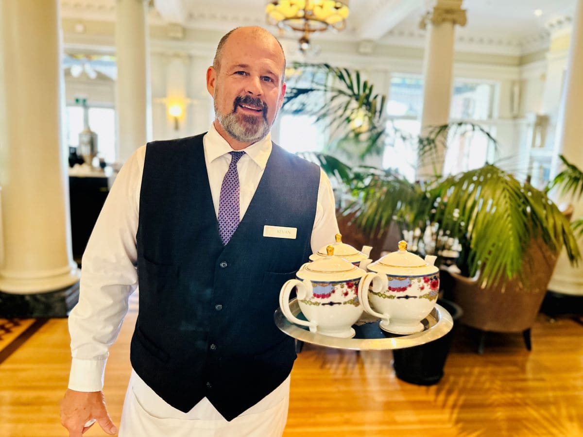 Camarero entrega té para el té de la tarde en Fairmont Empress