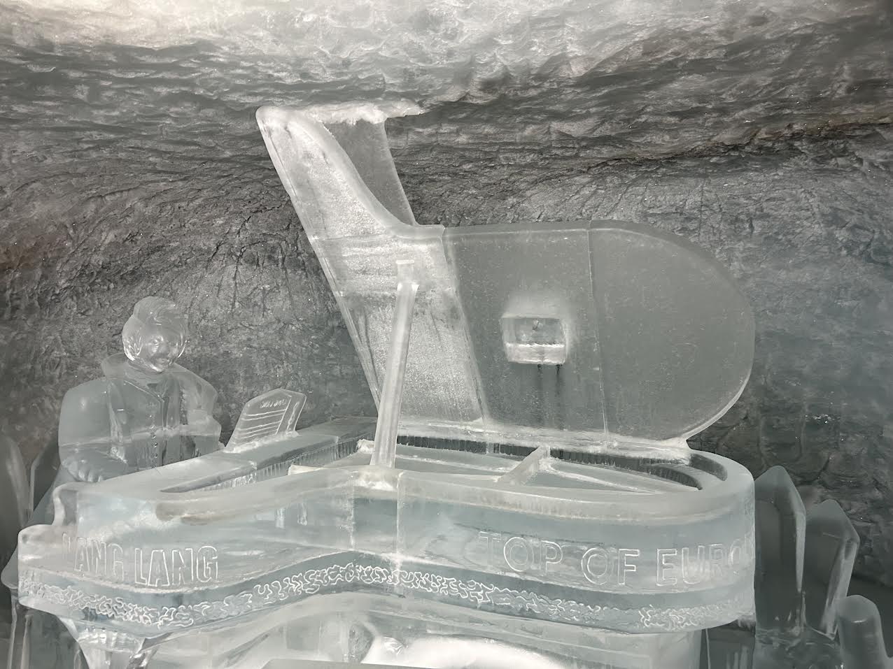 Pianist ice carving in Jungfrau ice palace