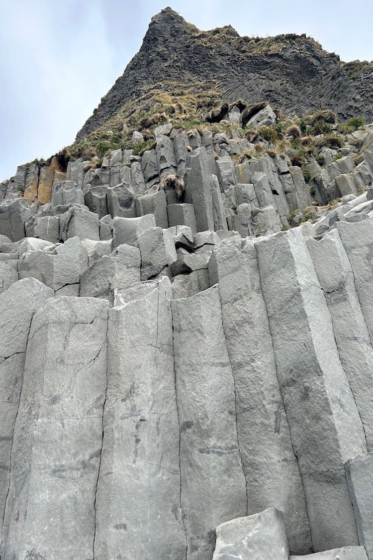 The basalt columns are the result of cooling and shrinking of melted lava. Photo by Laura Olcelli