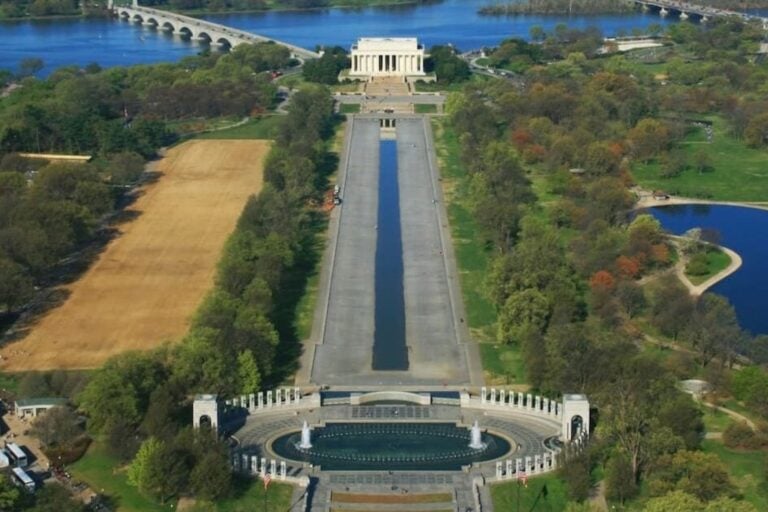 The WWII Memorial, Reflecting Pool and Lincoln Memorial. Photo by Frank Hosek