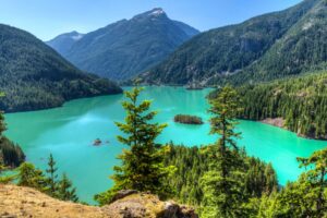 The North Cascades Highway takes you past spectacluar scenery. Image by lightphoto from Getty Images via Canva