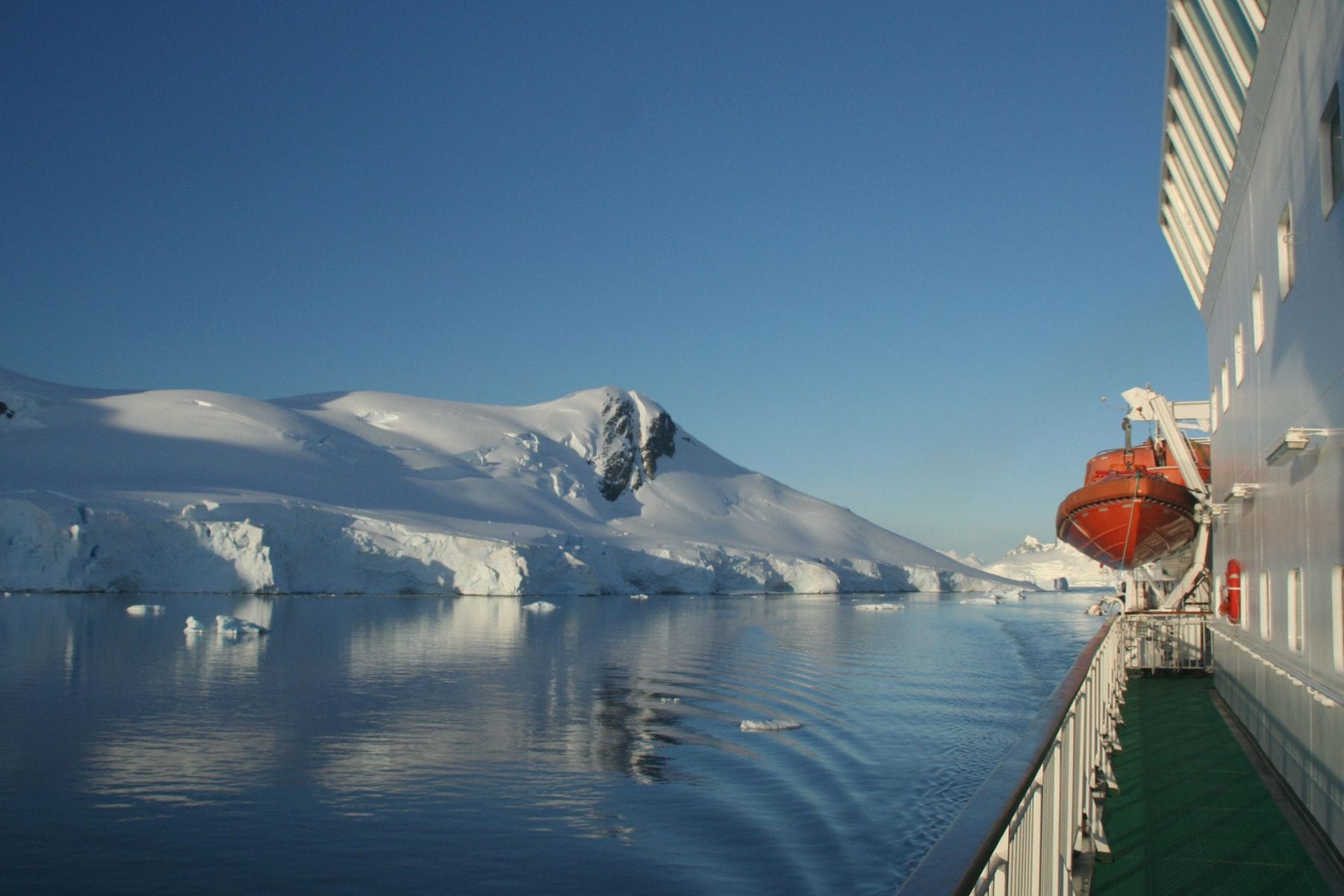 Arctic Circle Cruise. Photo from Canva