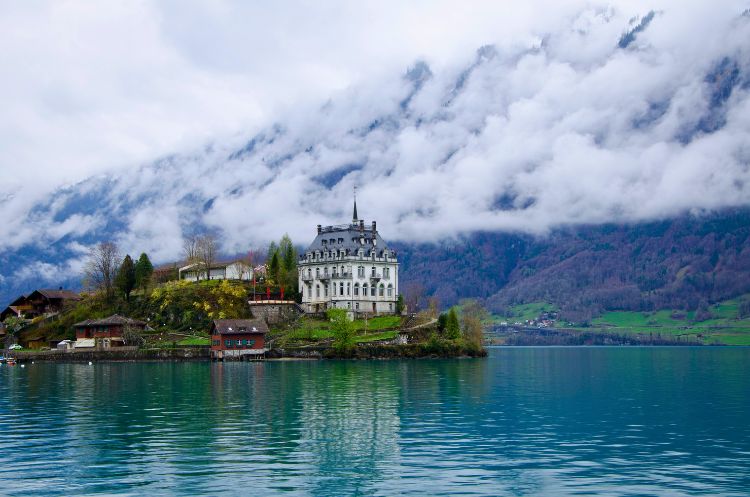 Iseltwald castle. Photo by thorn228