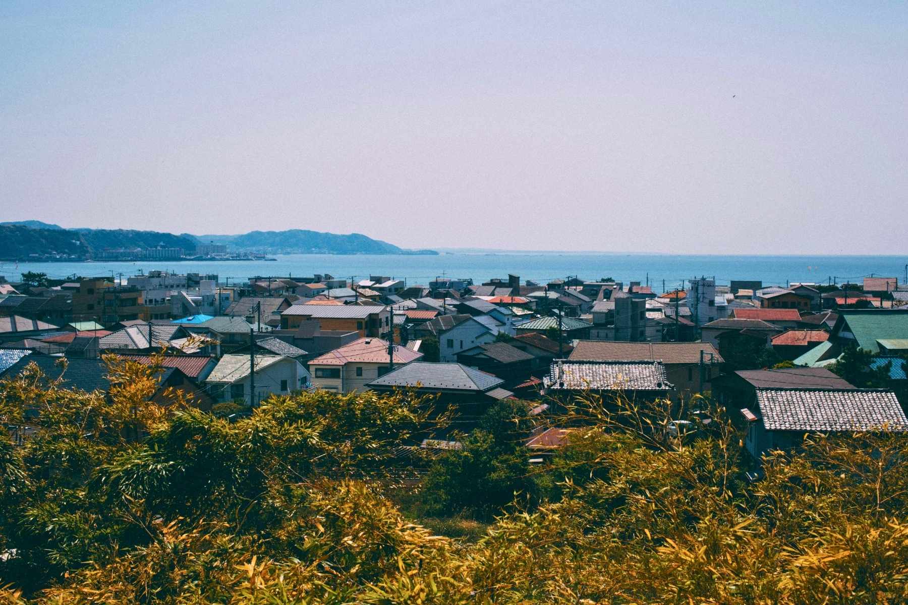 Kamakura’s charming streets offer a peaceful escape from Tokyo’s hustle, where samurai history meets coastal tranquility. Photo by charlesdeluvio, Unsplash