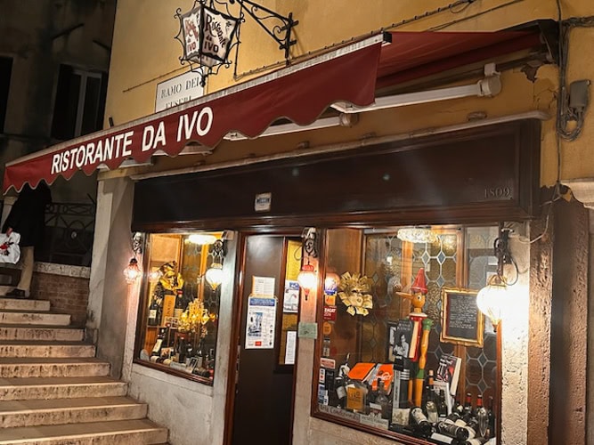 Storefront at the steps Da Ivo by land.