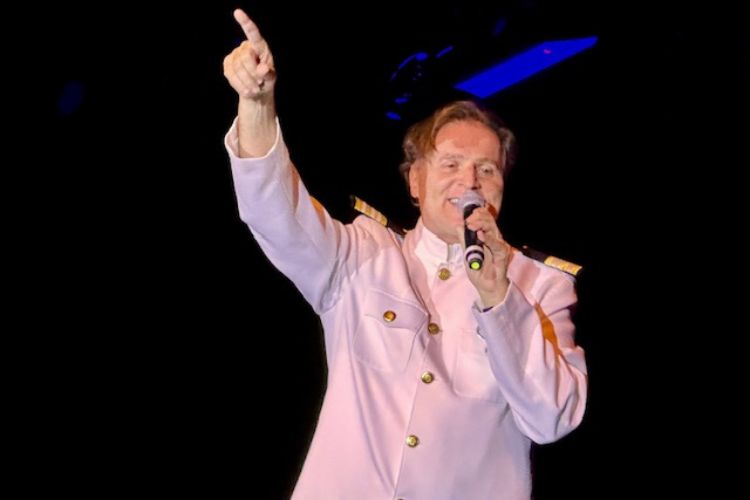 Cruise director Raphael Derkson