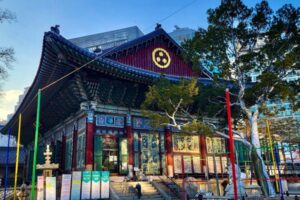 Jogyesa Temple near Insadong main street in Seoul. Photo by Vanessa Sinopoli