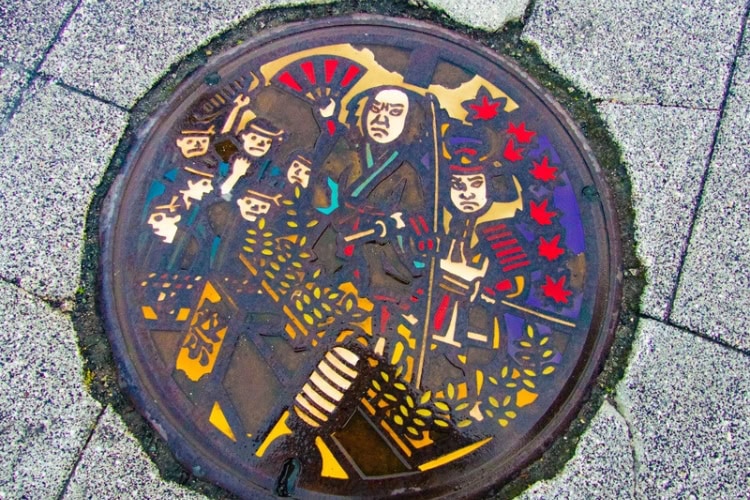Artistic manhole cover in Kakunodate