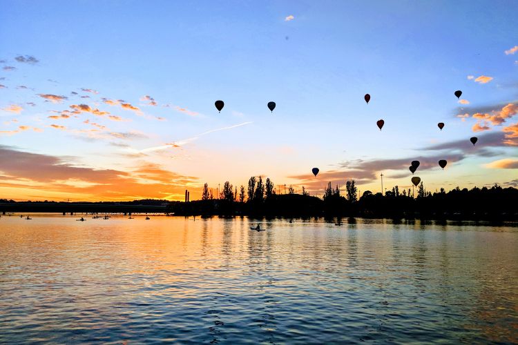 Hot air ballons over Lake