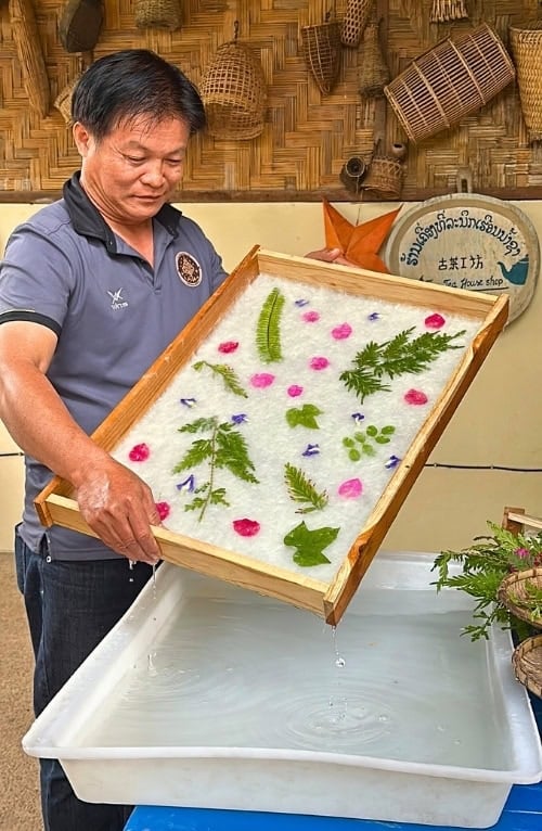 Saa paper making class in Ban Xang Khong