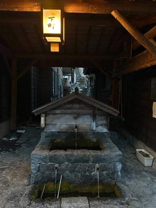 A traditional chōzubachi fountain in Narai-juku