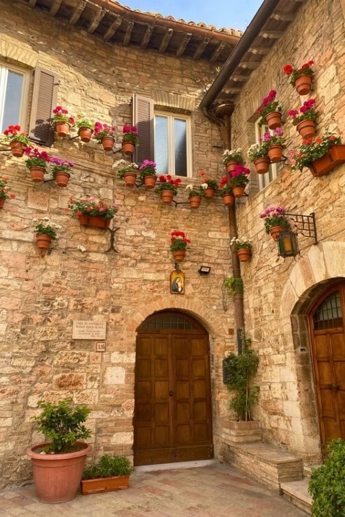 A beautifully decorated house of an Assisi resident. Photo by Avery Chmelewski