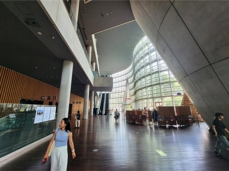 There are more curves than corners in the National Art Center, Tokyo. Photo by Alexander Goodman