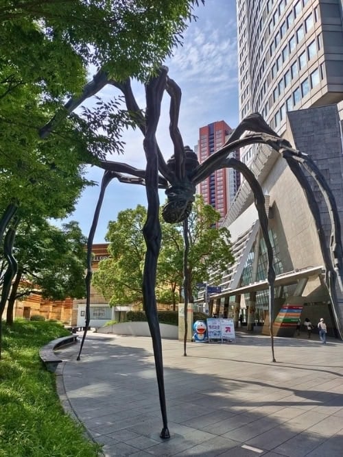 Maman by Louise Bourgeois stands nine meters above those who dare walk underneath. Photo by Alexander Goodman