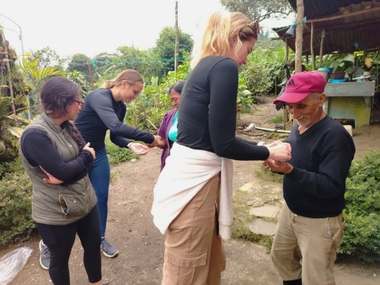 Passing out deworming medication to families. Photo by Alberto Ramirez 