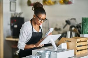 Restaurant shop assistant placing an order into the POS terminal. Photo by Getty Images for Unsplash