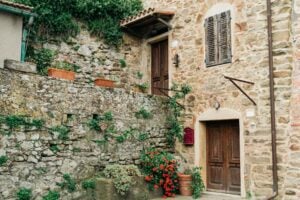 Stone building in Tuscany, Italy. Photo by Gabriella Clare Marino, Unsplash
