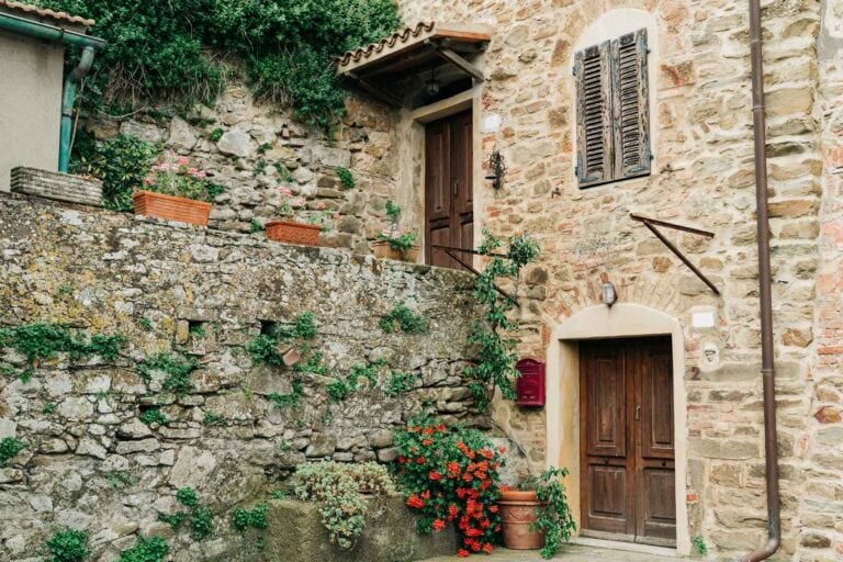 Stone building in Tuscany, Italy. Photo by Gabriella Clare Marino, Unsplash