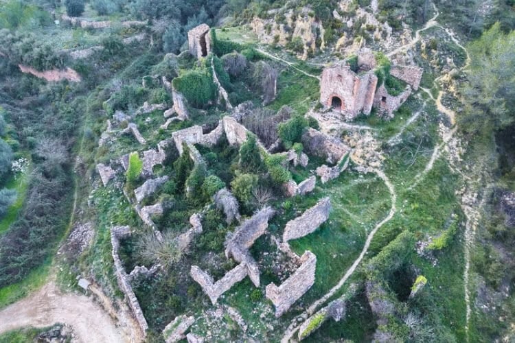 Abandoned village of Jinquer. Photo by V&iacute;ctor Barber&aacute; Moll&aacute;, Reasons Marketing Studio