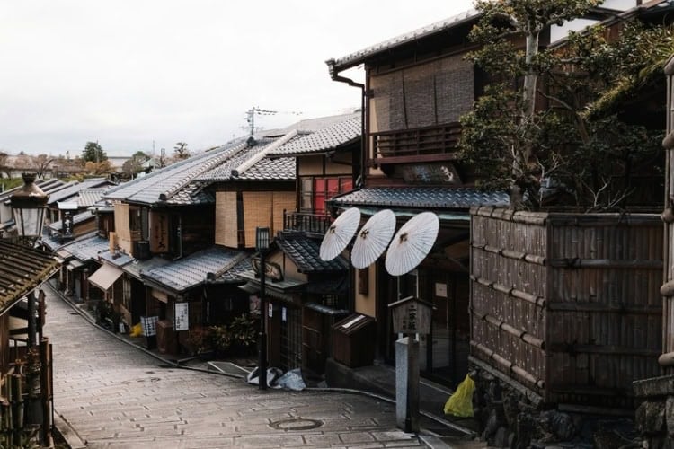 A narrow street in Kyoto, Japan. Photo by Thomas Boxma, Unsplash
