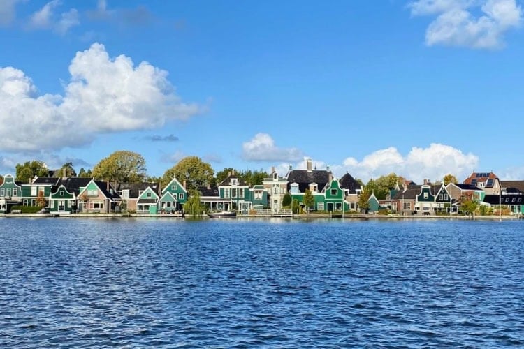 A picturesque riverside scene of Zaanse Schans. Photo by Huyen Tran