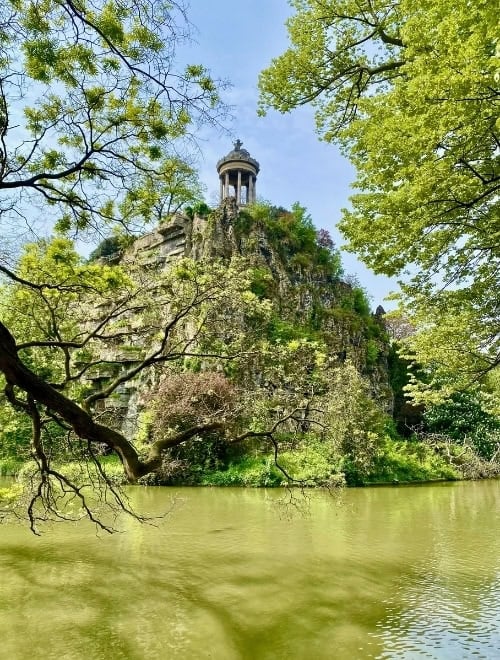 A view of the Temple de la Sibylle in Parc des Buttes-Chaumont. Photo by Isabella Miller