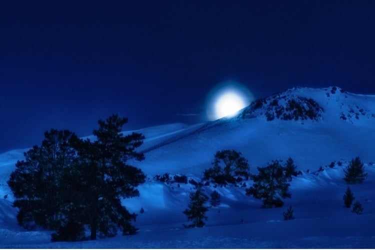 Moon rising over Craters of The Moon National Monument. Photo by LifeJourneys from Getty Images Signature via Canva