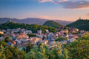 Plovdiv surrounded by trees and mountains in Bulgaria. Photo by Anton Atanasov, Unsplash