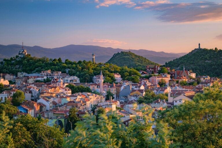 Plovdiv surrounded by trees and mountains in Bulgaria. Photo by Anton Atanasov, Unsplash