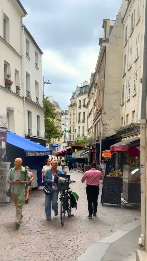 Rue Mouffetard. Photo by Isabella Miller