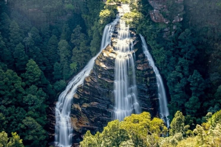 Bridal Veil Falls in Leura, flanked by viewpoints on both sides. Photo by Ayan A