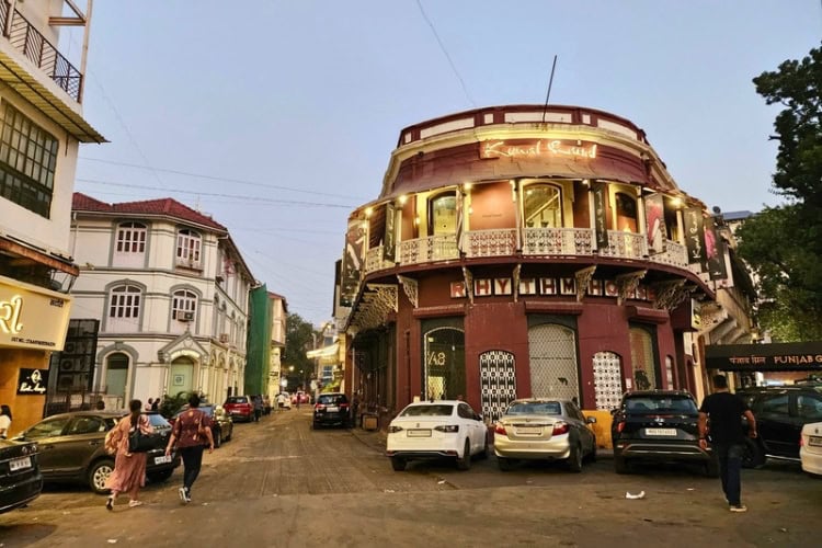 Kala Ghoda Road. Photo by ShareYaarNow, Unsplash