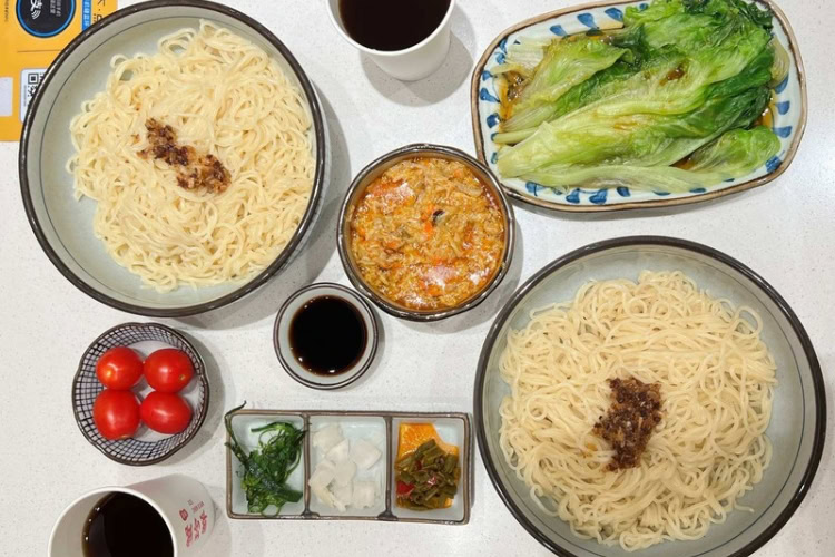 Must-try Crab Roe Noodles. Photo by Huyen Tran