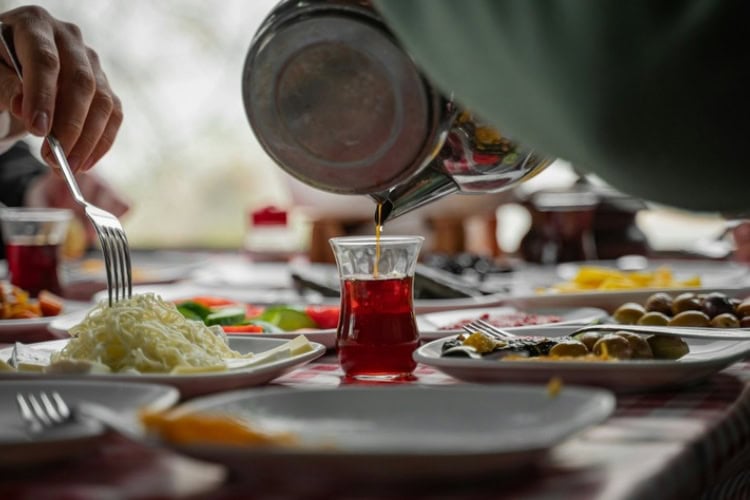 Traditional Turkish çay being poured, a beloved ritual at every meal in Istanbul, Turkey. Photo by Yasin Onuş, Unsplash.