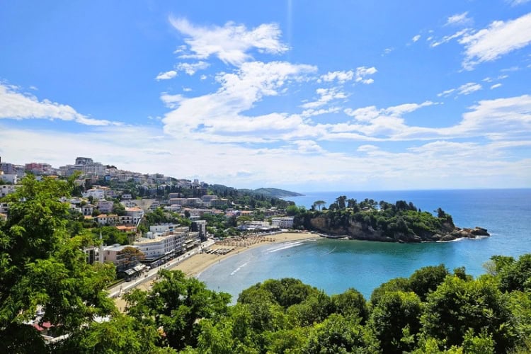 Vibrant coastal energy at Mala Plaža in Ulcinj. Photo by Zuzana Zimmermannova