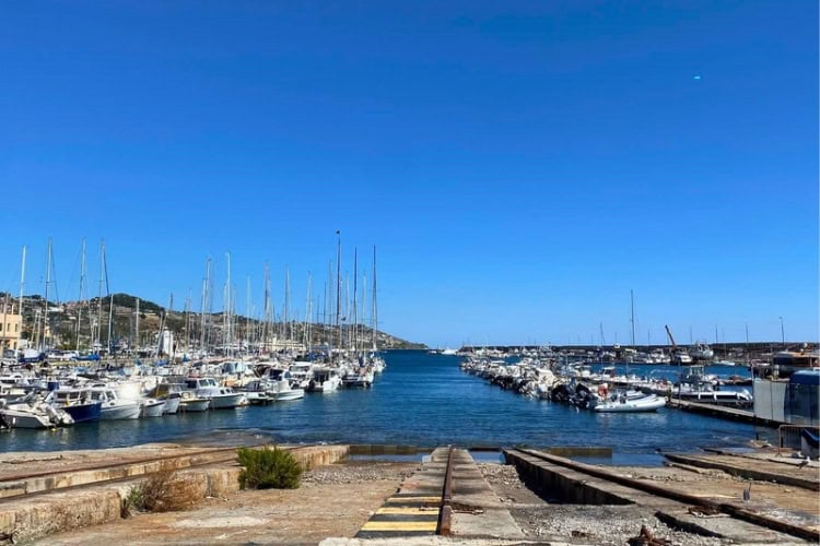 A dynamic perspective of Nice’s port. Photo by Huyen Tran