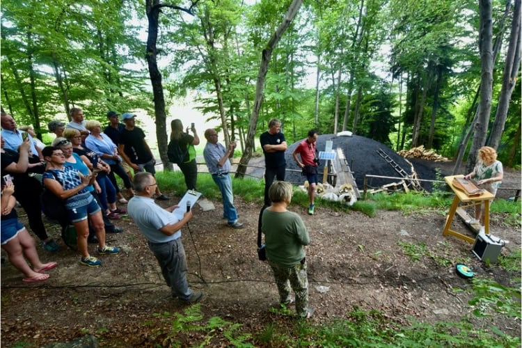 The kiln firing ceremony. Photo by Holger Hoffmann