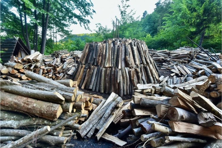 The neighbor's kiln is still under construction. Photo by Holger Hoffmann