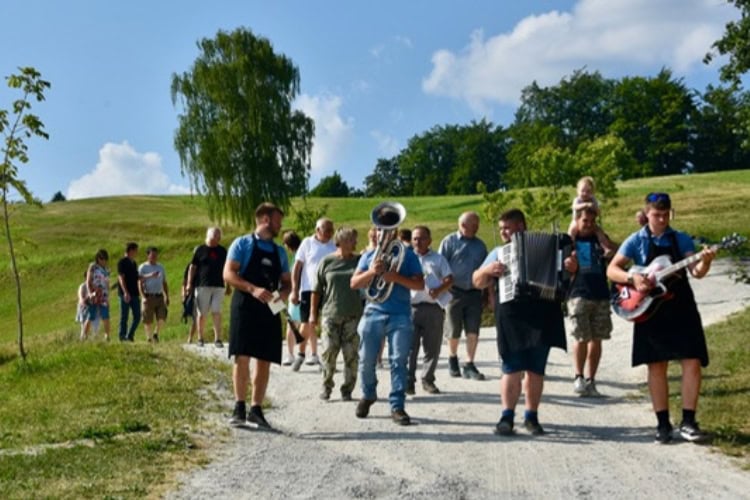 Led by the musicians, the party moves over to the barbecue. Photo by Sylvia Furrer