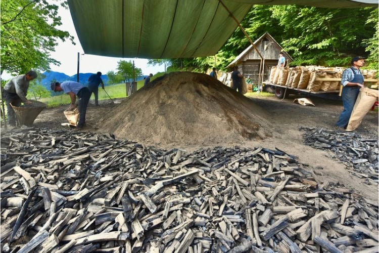 Pavel Rovtar's kiln cleared out. Photo by Holger Hoffmann