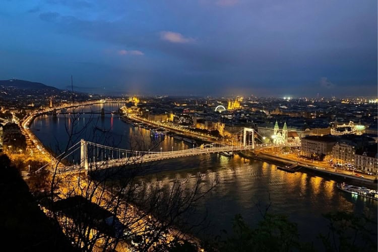 A spectacular moment of Budapest at night. Photo by Huyen Tran