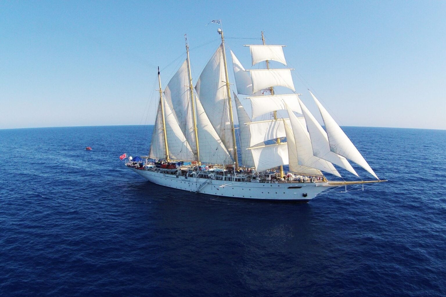 Star Clipper under full sail in the Aegean. Image credt Star Clippers